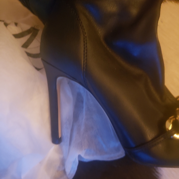 Gorgeous black sock booties with gold chain - Picture 2 of 9